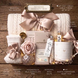 Op de afbeelding: Een Sending Serenity geschenkdoos met een cr&egrave;mekleurige kabelgebreide deken van 124 bij 155 cm, een gouden lepel, witte geribbelde sokken, een gefacetteerd glazen votief met kunstroos, een Moonstruck melkchocoladereep, badzout en een hartjesmok.