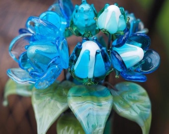 Ramo de flores de cristal azul océano con jarrón