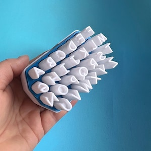 Mini tampons pour argile. Machine à écrire comique. Forme alphabétique. Pour travailler le polymère et l'argile.