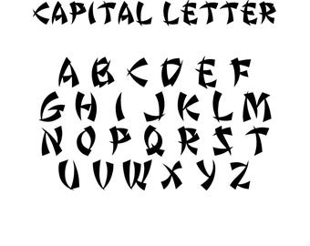 Könnte beinhalten: Schwarze, stilisierte Großbuchstaben des Alphabets mit dem Text "CAPITAL LETTER" darüber. Die Buchstaben haben ein scharfes, eckiges Design auf weißem Hintergrund.