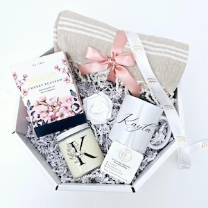 Coffret cadeau détente : mug personnalisé, bougie au soja et serviette en coton