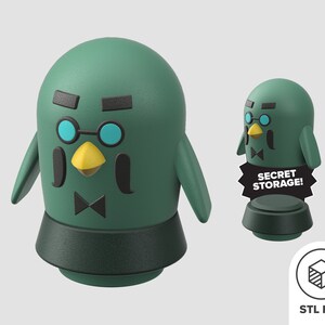 Pu&ograve; includere: Una statuetta di uccello verde stampata in 3D con papillon, occhiali e baffi. L'uccello ha un becco giallo e tiene un cartello che dice "Secret Storage!"