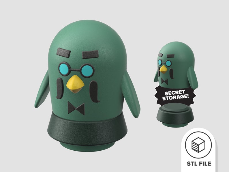 Pu&ograve; includere: Una statuetta di uccello verde stampata in 3D con papillon, occhiali e baffi. L'uccello ha un becco giallo e tiene un cartello che dice "Secret Storage!"