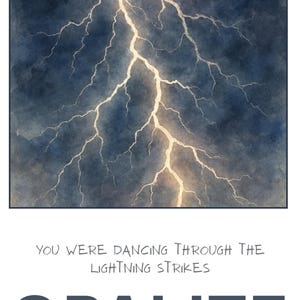 Può includere: Immagine artistica di un fulmine contro un cielo scuro e nuvoloso. Sotto l'immagine, il testo recita "YOU WERE DANCING THROUGH THE LIGHTNING STRIKES" e "OPALITE".