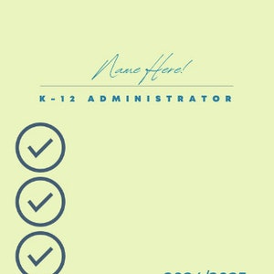 Könnte beinhalten: Ein hellgrüner Hintergrund mit einer blauen Häkchenliste. Der Text "Name Here!" ist in Kursivschrift geschrieben. Der Text "K-12 ADMINISTRATOR" befindet sich unter dem kursiv geschriebenen Text. Der Text "2024/2025" befindet sich in der unteren rechten Ecke des Bildes.
