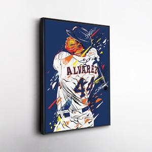 Può includere: Stampa artistica incorniciata raffigurante un giocatore di baseball in azione, con il nome "ALVAREZ" e il numero 44 sulla maglia. L'opera d'arte utilizza una vivace tavolozza di colori blu, arancione e giallo su sfondo blu scuro.