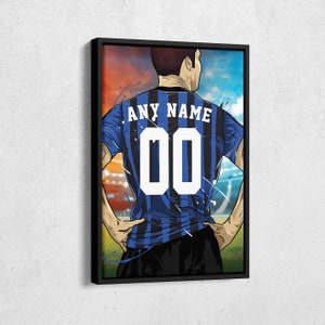 Pode incluir: Uma camisa de futebol listrada preta e azul com um número branco "00" e o texto "ANY NAME" nas costas. A camisa é usada por um jogador em pé em um campo de futebol.