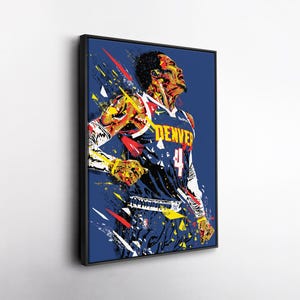 Può includere: Stampa artistica astratta di un giocatore di basket con la maglia dei Denver Nuggets, numero 4. L'opera presenta uno sfondo blu con pennellate colorate in giallo, rosso e bianco. L'immagine è incorniciata in un bordo nero.