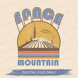 以下が含まれることがあります： ディズニーのテーマパークにある人気ジェットコースター、スペースマウンテンをスタイリッシュに描いたレトロなグラフィックデザイン。黄色、オレンジ、青のカラーパレットで、ヴィンテージフォントで「スペースマウンテン」と「デジタルファイルのみ」の文字が書かれています。
