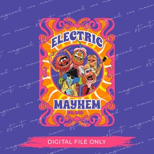 Könnte beinhalten: Grafik mit der Band Electric Mayhem aus den Muppets. Das Design zeigt die Bandmitglieder in einem Rahmen im Retro-Stil mit den Worten "ELECTRIC MAYHEM" und "EST. 1975". Der Hintergrund ist tiefviolett.