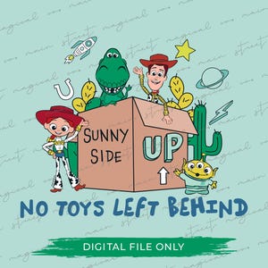 Puede incluir: Gráfico digital con personajes de una popular película animada. La imagen incluye una caja de cartón con "Sunny Side Up" y una flecha hacia arriba. La frase "No Toys Left Behind" está debajo. También se incluyen un cohete, una estrella y un planeta.