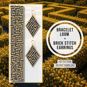 Könnte beinhalten: Ein digitales Muster für Armbandwebstuhl und Ziegelstich-Ohrringe. Das Bild zeigt ein Armband und zwei rautenförmige Ohrringe mit einem marineblauen und goldenen geometrischen Design. Der Hintergrund ist ein Gartenlabyrinth mit gelben Blumen.