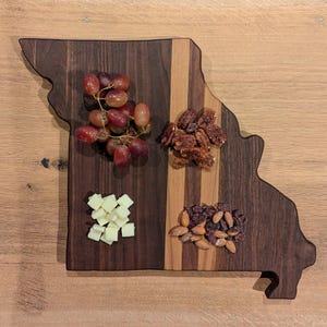 Planche de découpes, de charcuteries et de fromages State of Missouri disponible en noyer avec des rayures en érable. 12&quot;x12&quot;x1&quot;