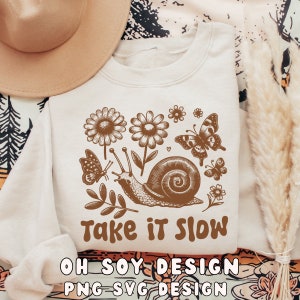 Take It Slow SVG PNG, escargot fleur printemps svg png, conception numérique pour t-shirts, autocollants, sacs fourre-tout