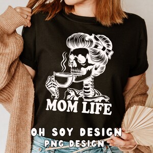 Mom Life Skeleton Drinking Coffee SVG PNG, Coffee svg png, design digital para camisetas, adesivos, sacolas