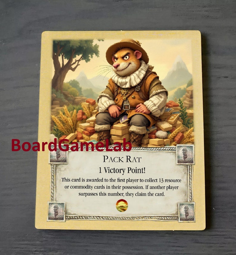 Peut inclure: Une carte de jeu de soci&eacute;t&eacute; illustrant un rat portant un chapeau marron et un gilet marron assis sur une pile de briques. La carte est intitul&eacute;e "Pack Rat" et indique "1 point de victoire !" Cette carte est attribu&eacute;e au premier joueur &agrave; collecter 13 cartes de ressources ou de marchandises en sa possession. Si un autre joueur d&eacute;passe ce nombre, il r&eacute;clame la carte.