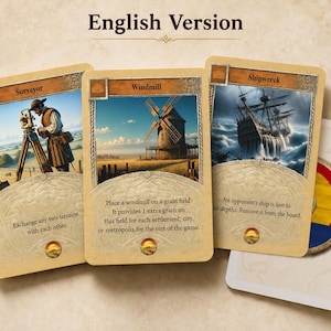 Op de afbeelding: Drie rechthoekige spelkaarten met beige randen en versierde onderkanten. De kaarten zijn getiteld Surveyor, Windmill en Shipwreck, met illustraties van een landmeter, een windmolen en een schip, inclusief beschrijvende tekst en kleine ronde iconen.