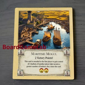 Peut inclure: Une carte de jeu de soci&eacute;t&eacute; avec une image d'un port avec des navires et un phare. La carte est intitul&eacute;e "Maritime Mogul" et indique "2 points de victoire !" Cette carte est attribu&eacute;e au premier joueur &agrave; prendre le contr&ocirc;le de 3 ports. Si un autre joueur prend ensuite le contr&ocirc;le d'un plus grand nombre de ports, il r&eacute;clame cette carte.