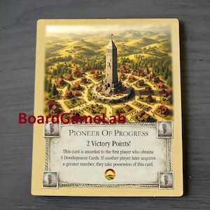Peut inclure: Une carte beige avec une image d'une ville m&eacute;di&eacute;vale avec une haute tour au centre. La carte est intitul&eacute;e "Pioneer of Progress" et indique "2 points de victoire !" Cette carte est attribu&eacute;e au premier joueur qui obtient 5 cartes de d&eacute;veloppement. Si un autre joueur acquiert plus tard un nombre sup&eacute;rieur, il prend possession de cette carte.