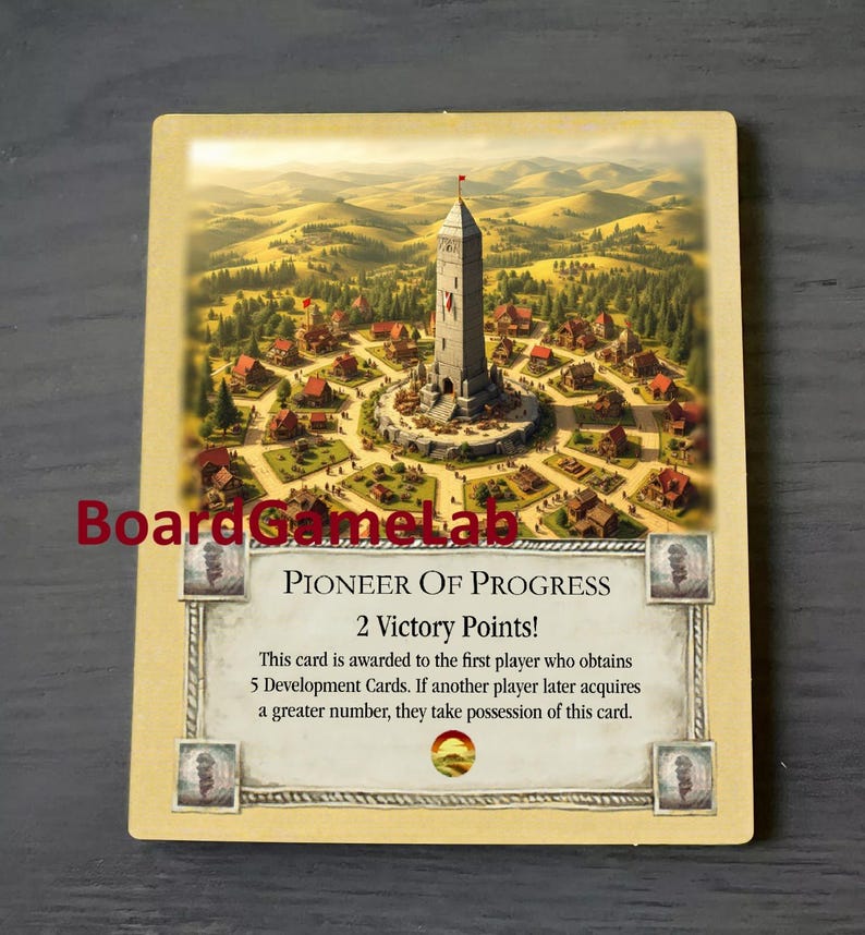 Peut inclure: Une carte beige avec une image d'une ville m&eacute;di&eacute;vale avec une haute tour au centre. La carte est intitul&eacute;e "Pioneer of Progress" et indique "2 points de victoire !" Cette carte est attribu&eacute;e au premier joueur qui obtient 5 cartes de d&eacute;veloppement. Si un autre joueur acquiert plus tard un nombre sup&eacute;rieur, il prend possession de cette carte.