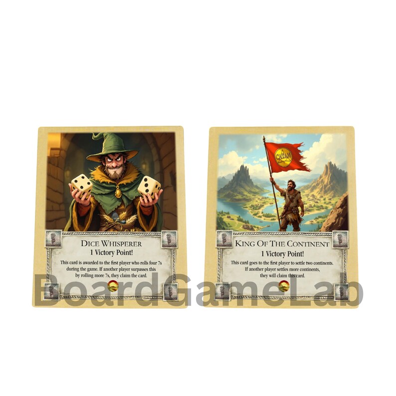 Peut inclure: Deux cartes de jeu illustr&eacute;es sur fond beige. La carte de gauche repr&eacute;sente un magicien de dessin anim&eacute; avec un chapeau et une robe verts tenant deux d&eacute;s. La carte de droite repr&eacute;sente un homme de dessin anim&eacute; en pagne tenant un drapeau avec un cercle rouge et les mots "New Canaan". Le texte sur la carte de gauche se lit comme suit : "Dice Whisperer 1 Victory Point ! Cette carte est attribu&eacute;e au premier joueur qui lance quatre 7 lors du jeu. Si un autre joueur d&eacute;passe ce score en lan&ccedil;ant plus de 7, il remporte la carte."