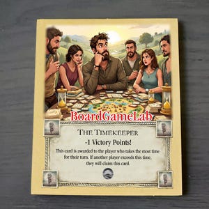 Peut inclure: Une carte de jeu de soci&eacute;t&eacute; illustrant des personnes jouant &agrave; un jeu de soci&eacute;t&eacute;. La carte est intitul&eacute;e "Le Gardien du Temps" et a une valeur de -1 point de victoire. Le texte sur la carte indique : "Cette carte est attribu&eacute;e au joueur qui prend le plus de temps pour son tour. Si un autre joueur d&eacute;passe ce temps, il r&eacute;clamera cette carte."