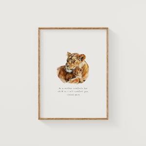 Könnte beinhalten: Ein Aquarellbild einer Löwin und ihres Jungen. Die Löwin liegt mit ihrem Jungen in ihren Armen. Das Bild ist in Braun- und Beigetönen gehalten. Der Text "Wie eine Mutter ihr Kind tröstet, so will ich euch trösten. -JESAJA 66:13" steht unter dem Bild.