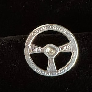 Alfinete de lapela aço/aço .925 novo ou pode ser usado como prendedor de gravata - Volante pequeno de 14 mm de diâmetro - 1º Grande Prêmio de Carros Indy Australianos - Gold Coast 1991-