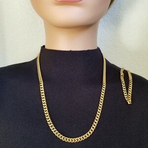 Peut inclure: Un ensemble de collier et de bracelet en chaîne dorée. Le collier est plus long et présente un design de chaîne à maillons. Le bracelet est plus court et présente un design de chaîne à maillons similaire.