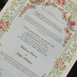 Puede incluir: Un acuerdo de boda decorado con flores, hecho el 21 de agosto de 2022, correspondiente al 23 de Muharram, 1444 AH, en la ciudad de Karachi, para Hasham Dawra y Hafsa Siddiqui.