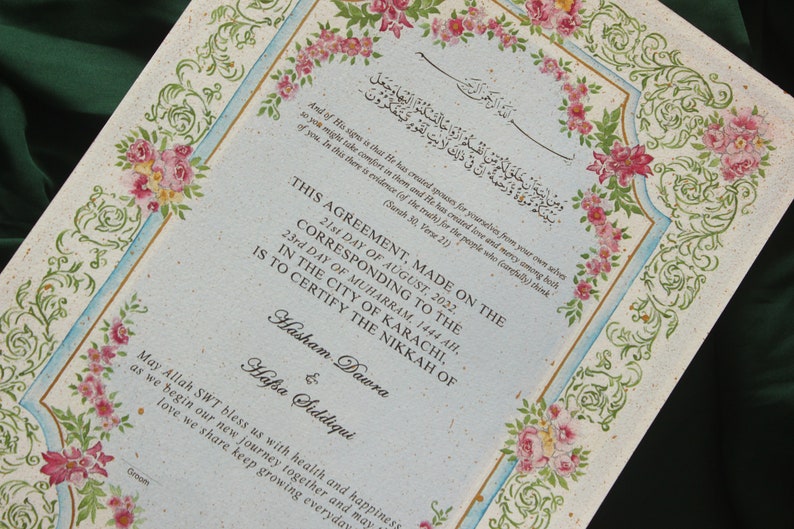 Puede incluir: Un acuerdo de boda decorado con flores, hecho el 21 de agosto de 2022, correspondiente al 23 de Muharram, 1444 AH, en la ciudad de Karachi, para Hasham Dawra y Hafsa Siddiqui.