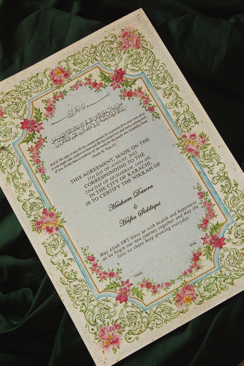 Puede incluir: Un certificado de boda decorativo con bordes florales y caligraf&iacute;a en &aacute;rabe. El texto dice "Este Acuerdo, hecho el 21 de agosto de 2022, correspondiente al 23&ordm; d&iacute;a de Muharram 1444 AH, en la ciudad de Karachi, certifica el Nikkah de Hasham Dawra y Hafsa Siddiqui. Que Allah SWT nos bendiga con salud y felicidad al comenzar nuestro nuevo viaje juntos y que el amor que compartimos siga creciendo cada d&iacute;a."