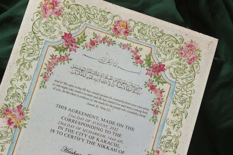 Puede incluir: Un documento decorativo con un borde floral y texto &aacute;rabe. El documento est&aacute; titulado "This Agreement, Made on the 21st Day of August, 2022." El texto contin&uacute;a con la fecha en el calendario isl&aacute;mico y la ciudad de Karachi.