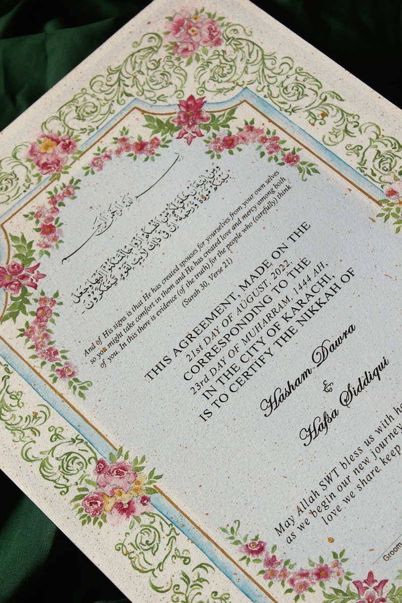 Puede incluir: Un certificado de boda decorativo con bordes florales y caligraf&iacute;a. El texto dice "Este acuerdo, hecho el 21 de agosto de 2022, correspondiente al 23&ordm; d&iacute;a de Muharram 1444 AH, en la ciudad de Karachi, certifica el Nikkah de Hasham Dawra y Hafsa Siddiqui. Que Allah SWT nos bendiga con felicidad mientras comenzamos nuestro nuevo viaje juntos. El amor que compartimos nos mantiene unidos."