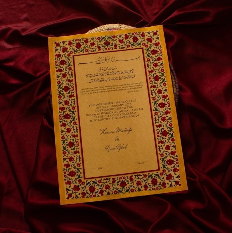 Puede incluir: Un certificado de matrimonio amarillo y dorado con un borde decorativo de motivos florales rojos y verdes. El texto dice "Este acuerdo hecho el 2 de enero de 2022 correspondiente al 28&ordm; d&iacute;a de Jumada Al-Awwal, 1443 AH en la ciudad de Hyderabad certifica el matrimonio de Hassan Murtafe y Fyme Aghal."