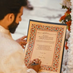 Puede incluir: Un primer plano de un documento con un borde adornado y texto en &aacute;rabe. El documento est&aacute; titulado "This Agreement Made on the 18th Day of March, 2022" y est&aacute; firmado con las palabras "Widad Syed" y "Mubba Syed".