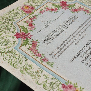 Puede incluir: Un documento decorativo con bordes florales y caligraf&iacute;a &aacute;rabe. El texto dice "Y de Sus signos est&aacute; que &Eacute;l ha creado para vosotros, de vosotros mismos, esposas para que encontr&eacute;is en ellas un consuelo, y &Eacute;l ha suscitado entre vosotros amor y misericordia. En esto hay pruebas (de la verdad) para la gente que reflexiona (Sura 30, Vers&iacute;culo 21)". El documento se titula "Este acuerdo, hecho el 21 de agosto de 2022, correspondiente al 23 de muharram 1444 AH, en la ciudad de Karachi, certifica el Nikkah".
