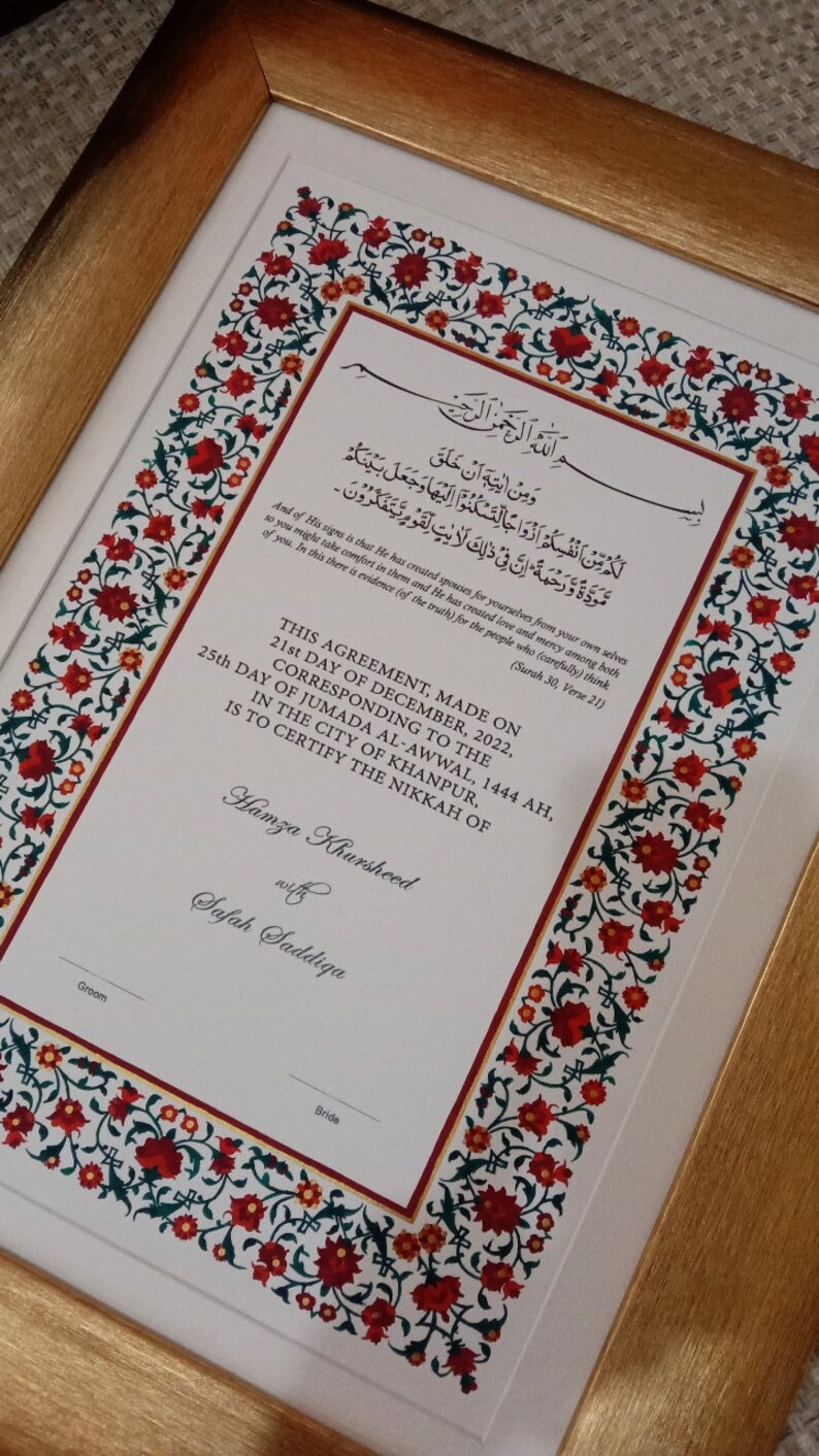 Puede incluir: Un documento enmarcado con un borde floral adornado en tonos rojos, verdes y dorados. El documento es un certificado de matrimonio, con el texto "This Agreement, Made on 21st Day of December, 2022, Corresponding to the 25th Day of Jumada Al-Awwal, 1444 AH, in the City of Khanpur, is to Certify the Nikkah of Hamza Khursheed with Safah Saddiqa."