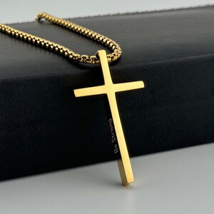Collar con cruz grabada para hombre: regalo de bautizo personalizado para hijo o papá. Joyería religiosa con colgante grabado personalizado.