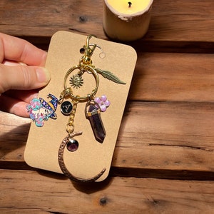 NEW BEGINNINGS Witchy Taschenanhänger, Schlüsselbund, natürlicher AMETHYST, ruhiger Kristall, Schutz, personalisierte Hexe Taschenanhänger, positive Energie Geschenk