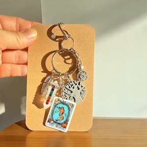 Amuleto para bolso de cuarzo transparente con los 7 chakras, llavero con la carta del tarot EL MUNDO, colgante de cristal para ventana, atención plena, regalo de energía positiva, inauguración de la casa