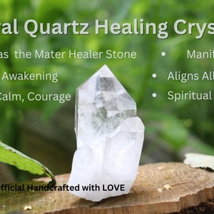 以下が含まれることがあります： 木の上に置かれた、Mater Healer Stoneとして知られる透明な水晶のヒーリングクリスタル。画像には、スピリチュアルな目覚め、明晰さ、顕現に関するテキストが含まれています。テキストはまた、すべてのチャクラを整列させ、スピリチュアルな癒しを促進することにも言及しています。
