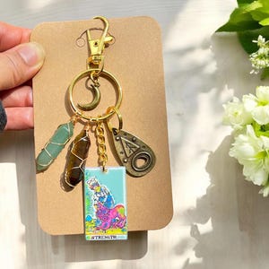 Regalo de Nuevos Comienzos, Amuleto de Bolso Empoderador, Llavero con la Carta del Tarot LA FUERZA, Regalo para Mujer Fuerte, Regalo de Ánimo, Autoconfianza, Amor Propio