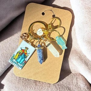 Abalorio para bolso con la carta del Tarot PISCIS, llavero con el signo del zodiaco Piscis, pez Piscis, cristales Piscis, regalo de cumpleaños único para Piscis, carta del Tarot REY DE COPAS