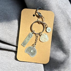 CLARITY - FOCUS - Natürlicher Bergkristall, Taschenanhänger in Herzform, Taschenanhänger mit Initiale, personalisiertes Geschenk für sie, positives Geschenk