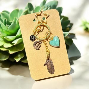 Dije para bolso de aventurina verde, llavero de cuervo gótico, regalo de inicial personalizado, regalo de cumpleaños único, luna mística, dije celestial para bolso.