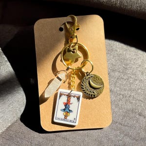Der Gehängte Tarot Taschenanhänger, Schlüsselbund - Natürlicher Quarz Kristall - Einzigartiges Weihnachtsgeschenk, Weihnachtsbedeutungsvolles Geschenk, Rustikaler Taschenanhänger