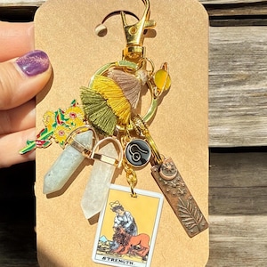Dije bohemio con borlas para bolso Leo, llavero con el signo del zodiaco Leo, regalo único para mujer Leo, carta del tarot Leo, flor de nacimiento Leo, regalo de energía positiva Leo