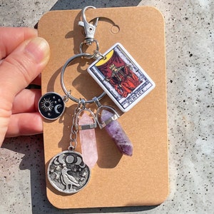 Selbstliebe - Selbstvertrauen - GERECHTIGKEIT Tarot Karten Acryl Taschenanhänger, Rosenquarz & Amethyst Heilsteine, Advokat, Geschenk für bestandene Rechtsexamen