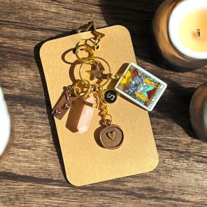 Amuleto para bolso con carta del Tarot LOS AMANTES, llavero de cuarzo rosa natural, colgante de cristal, regalo de energía del AMOR, San Valentín, aniversario, boda, cumpleaños
